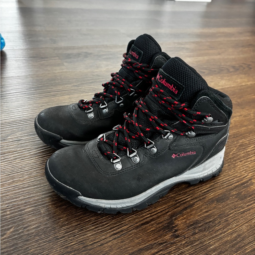 Columbia Women's Newton Ridge Plus Hiking 
Boots Black and Red Size 7.5